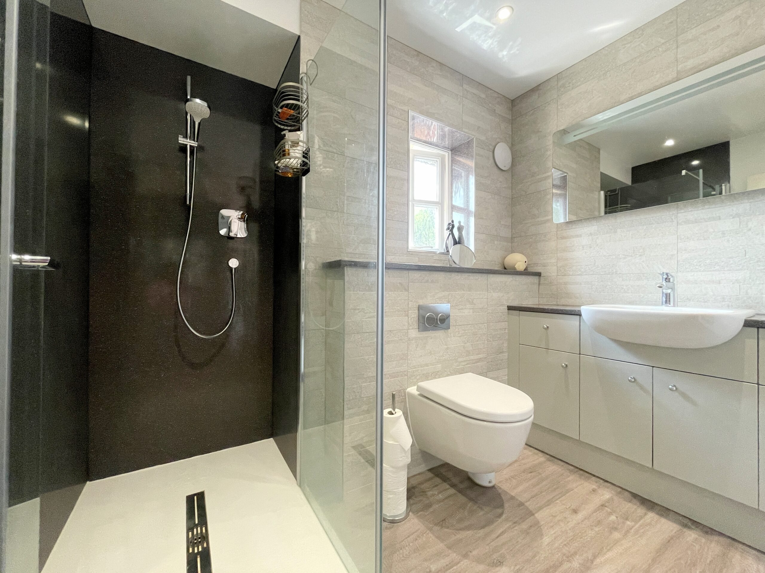 2 Margery Allinghma Place bath